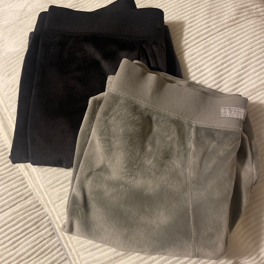 skims Velvet Bottoms - Black and Gray